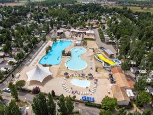Mobilhome Vias plage dans Camping内部或周边的泳池