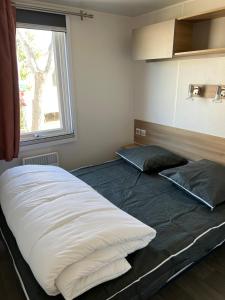 Mobilhome Vias plage dans Camping客房内的一张或多张床位