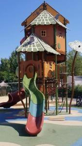 Mobilhome Vias plage dans Camping的儿童游玩区
