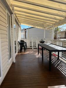 Mobilhome Vias plage dans Camping的阳台或露台
