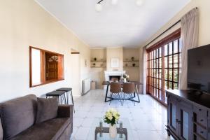 Χώρος καθιστικού στο AIOLOS LUXURY alimos center Suite II near the sea