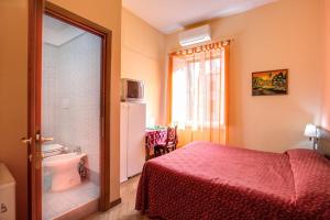 ローマにあるMillyhouseのベッドルーム1室(赤いベッド1台付)、バスルーム1室が備わります。