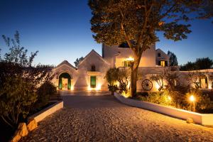 マルティナ・フランカにあるMasseria San Micheleの夜の家の外観