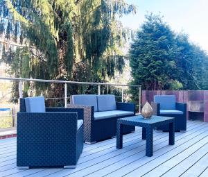 una terraza con sillas y una mesa en una cubierta en Modernes Apartment mit Queensize-Bett, NETFLIX, Küche, Erdgeschoss, Nähe AMEOS Klinik, en Aschersleben