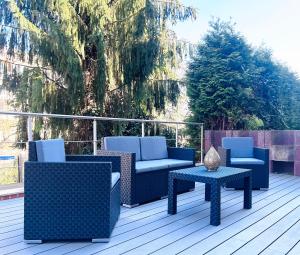 eine Terrasse mit Stühlen und einem Tisch auf einer Terrasse in der Unterkunft Modernes Apartment mit Queensize-Bett, NETFLIX, Küche, Erdgeschoss, Nähe AMEOS Klinik in Aschersleben