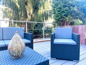 Ein Balkon oder eine Terrasse in der Unterkunft Modernes Apartment mit Queensize-Bett, NETFLIX, Küche, Erdgeschoss, Nähe AMEOS Klinik