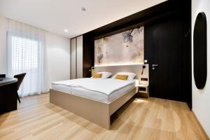 une chambre avec un lit avec une tête de lit noire dans l'établissement CROWONDER Apartments & Rooms OAZA with heated Swimming Pool and Sauna, à Turanj 80 autres photos