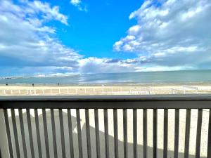 a view of a beach with a fence and the ocean at Hotel Zhong Hua in Sopot