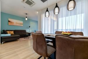 sala de estar con mesa de comedor y sillas en CROWONDER Apartments & Rooms OAZA with heated Swimming Pool and Sauna, en Turanj