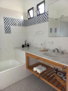 een badkamer met een bad, een wastafel en een bad tubermott bij La Josefina in Tandil