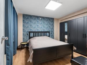 ein Schlafzimmer mit einem Bett und einer blauen Wand in der Unterkunft Nele en Pallieter N2 - Appartment 2 bedrooms - floor 2 in Blankenberge