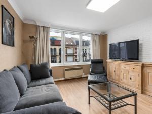 ein Wohnzimmer mit einem Sofa und einem TV in der Unterkunft Nele en Pallieter N2 - Appartment 2 bedrooms - floor 2 in Blankenberge
