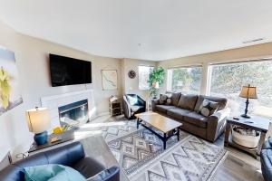 uma sala de estar com um sofá e uma lareira em Park Pointe Lakeside Retreat A101 em Chelan