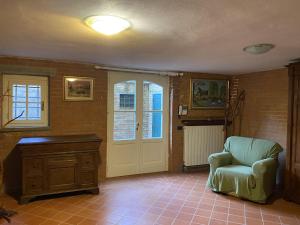 - un salon avec une chaise et une porte dans l'établissement Villa Broccolo, à Capannori