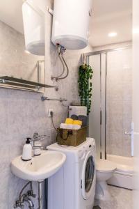 W łazience znajduje się pralka i umywalka. w obiekcie Apartments Imperijal Dubrovnik w Dubrowniku