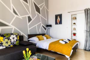 1 dormitorio con 1 cama y 1 sofá en Apartments Imperijal Dubrovnik, en Dubrovnik