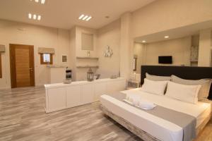 a large bedroom with a large bed and a kitchen at The Mountain House in Tourlotí