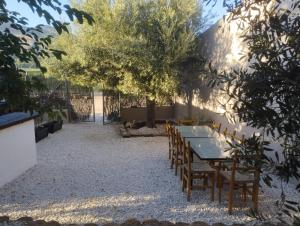 - une table et des chaises dans une cour arborée dans l'établissement CASA LOLI, à Castalla
