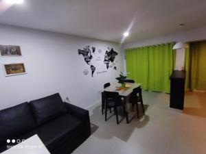 羅薩里奧的住宿－Pichincha rio c cochera cubierta，客厅配有黑色沙发和桌子