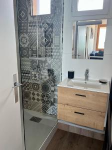 Kúpeľňa v ubytovaní La Galonière Noire, appartement vue mer