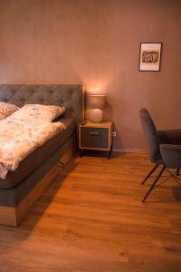 Schlafzimmer mit einem Bett, einem Schreibtisch und einem Stuhl in der Unterkunft Viktoria‘s Ferienwohnung in Bad Harzburg