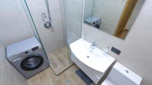 Bilik mandi di Stay Inn Apartments on Abovyan 36