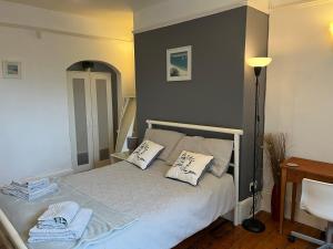 1 dormitorio con 1 cama con 2 almohadas en Broadstairs Terrace: Central Broadstairs Flat en Broadstairs