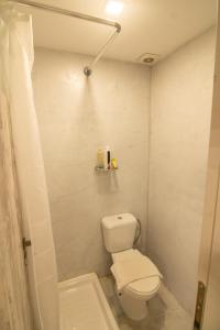 a small bathroom with a toilet and a bath tub at The Mountain House in Tourlotí