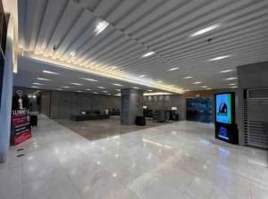 una hall vuota di un aeroporto con una grande stanza di The Estrella Suite at the Mall of Asia Complex a Manila