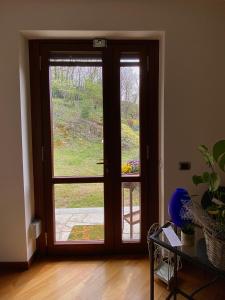an open door with a view of a garden at Il cantuccio in Ivrea