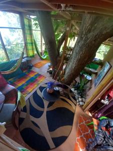 Area soggiorno di treehouse above the beach