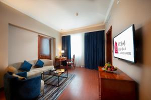 Una televisión o centro de entretenimiento en Retaj Al Rayyan