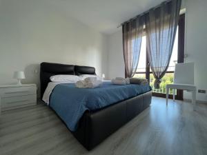 sypialnia z dużym łóżkiem i niebieskim kocem w obiekcie Comfort e relax ad Abano Terme - Turen w mieście Abano Terme
