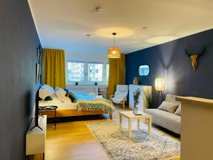 ein Wohnzimmer mit einem Bett und einem Sofa in der Unterkunft Klassen Stay - Gemütliches Apartment - nähe Deutsches Eck - 100m zum Rhein in Koblenz