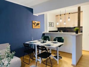 comedor con mesa blanca y sillas verdes en Klassen Stay - Gemütliches Apartment - nähe Deutsches Eck - 100m zum Rhein, en Coblenza