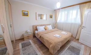 una camera da letto con un letto e due asciugamani di Casa-Naro a Mostar