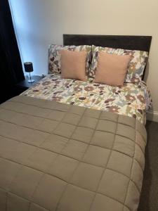a bedroom with a bed with a large bedspread and pillows at Lovely room in Bristol 5 in Bristol