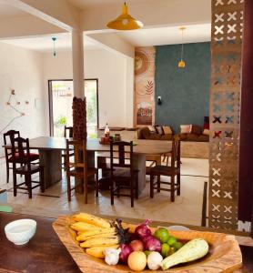 een keuken met een tafel met groenten en fruit erop bij Morada IKIGAI KiteHouse in Prea