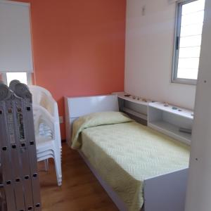 sypialnia z łóżkiem, umywalką i krzesłem w obiekcie La Chichi w mieście Sauce de Portezuelo