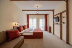 una camera d'albergo con letto e divano di Eco Complex Sherba a Debelets