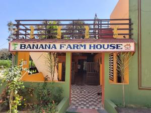 um edifício com um cartaz que diz casa de fazenda de banana em BANANA FARM HOUSE em Hampi