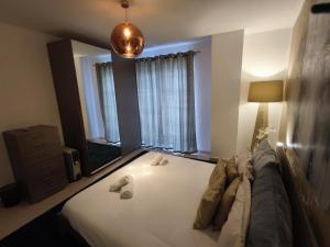 um quarto com uma cama grande e um espelho grande em St Julians - Balluta 2 bedroom apartment em St Julian's