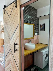 ein Bad mit einem Waschbecken und einem Spiegel in der Unterkunft Bonito apartamento con vistas al mar in Las Negras