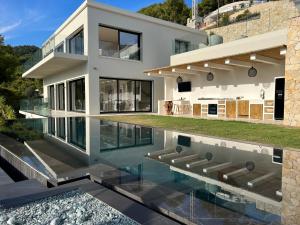 una casa con piscina frente a ella en Villa Folie, en Roquebrune-Cap-Martin