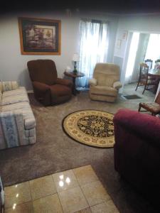 Posezení v ubytování 3-Br 2-Bath Family-Friendly Home -10 Min to Tulsa