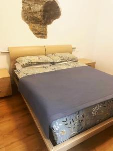 uma cama num quarto com em Piccolo appartamento nel cuore di Trieste em Trieste