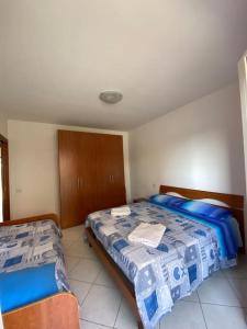 - une chambre avec 2 lits dans l'établissement La casa al mare di Mary - Bilocale, à Roseto degli Abruzzi