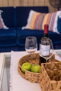 uma garrafa de vinho e dois copos numa mesa em EVA Ocean & Cliff Luxury Los Gigantes em Puerto de Santiago