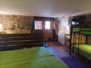 a room with two bunk beds and a kitchen at Apartamento do Xurés in Maus de Salas