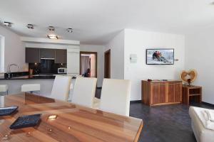 ein Wohnzimmer mit einem Tisch und einer Küche in der Unterkunft Alpen Diamond Top 500 in Sölden